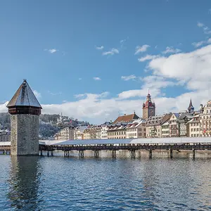 Lucerna em dia de sol.