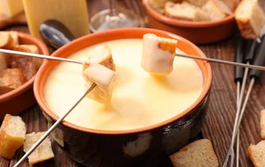 Mesa de degustação com queijos e vinhos