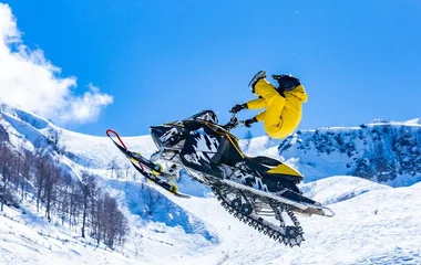 profissional fazendo manobra com snow bike