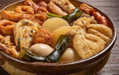 Oden, prato típico do Japão com bolo de peixe e tofu.