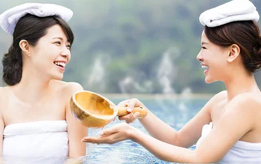 Duas mulheres tomando banho num onsen.