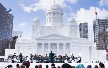 Escultura de gelo em formato de estrutura arquitetônica.