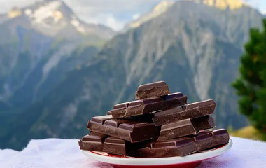 Pedaços de chocolate em cima de um prato rosa.
