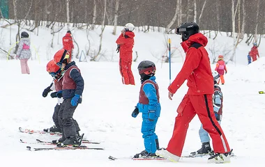 Crianças em aula de esqui.