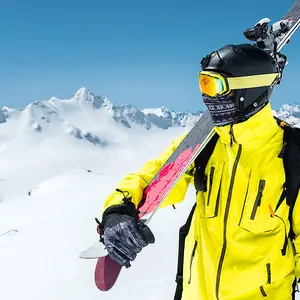 Homem com jaqueta amarela.