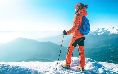 Homem segurando bastões de caminhada nórdica.