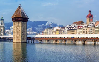 Cidade de Lucerna com montanhas ao fundo.