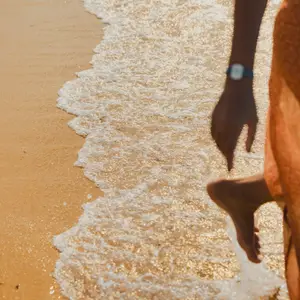 mulher ao por do sol segurando concha