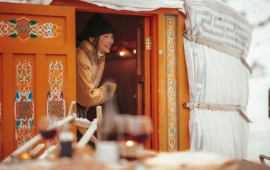 Mujer en el chalet en la nieve.