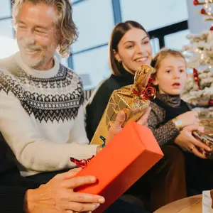 Família abrindo os presentes de Natal.