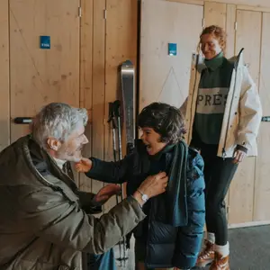 família com equipamento de ski