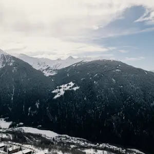 vista de uma montanha coberta de neve