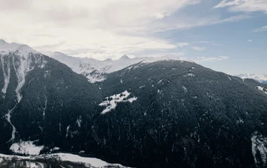vista de uma montanha coberta de neve