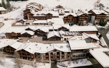 Casas com telhados cobertos de neve