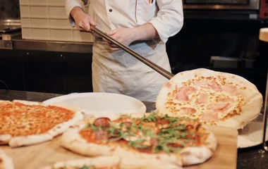 Pizzas prontas para ir ao forno.
