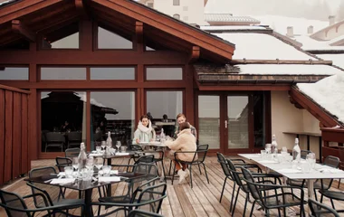Pessoas fazendo uma refeição no restaurante do Club Med nos Alpes.