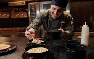 Chef montando os pratos.