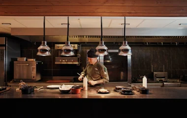 Chef na cozinha do resort, preparando pratos