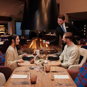 Casal em restaurante de especialidades do resort.