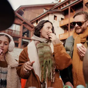 Família comendo cupcakes e conversando