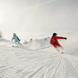 Duas pessoas esquiando