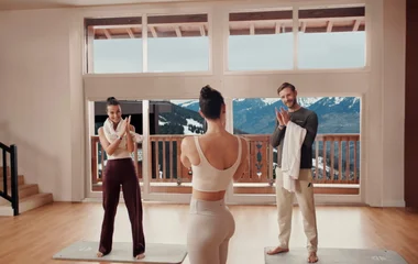 Casal fazendo aula de yoga no spa de neve.