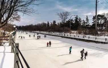 Pessoas patinando em Ottawa.