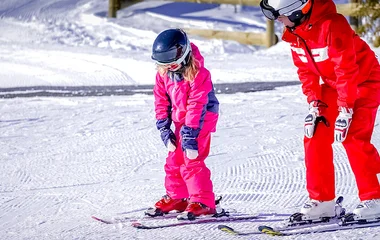 Criança aprendendo a esquiar em Alpe d'Huez.