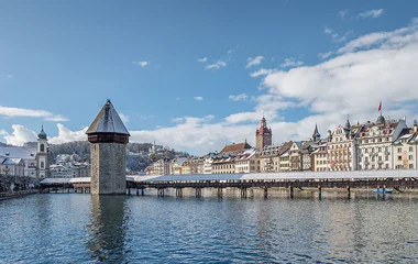 Lucerna em dia de sol.
