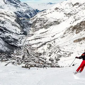 Homem esquiando na estação Tignes-Val d'Isère.