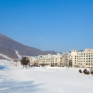 Club Med Yabuli em dia de sol.