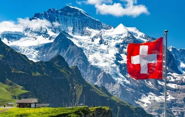 Montanha Jungfrau com a bandeira da Suíça na frente.