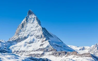 Montanha Matterhorn em dia de sol.