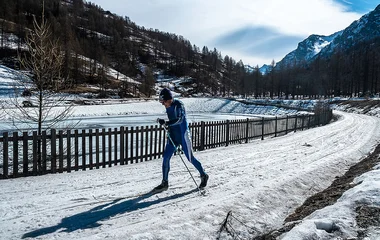 homem praticando esqui cross country em estação na Itália
