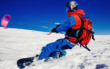 Homem praticando snowkiting.