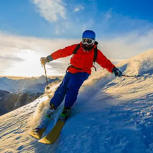 Homem esquiando nos Alpes.