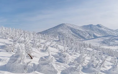 Monte Zao coberto de neve em dia de sol.