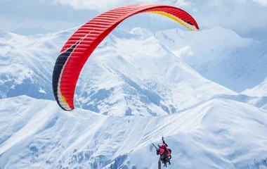 Salto de parapente na neve.