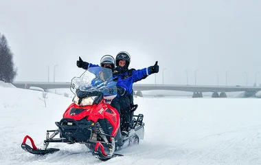 Casal na moto de neve.