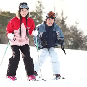 Dois jovens esquiando em Yabuli.