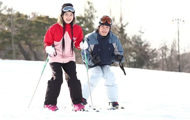 Menino e menina esquiando em Yabuli.