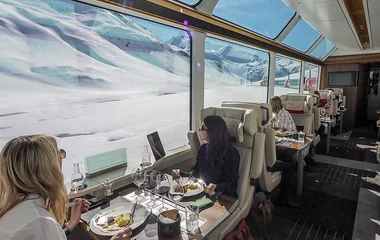 Trem com turistas viajando.