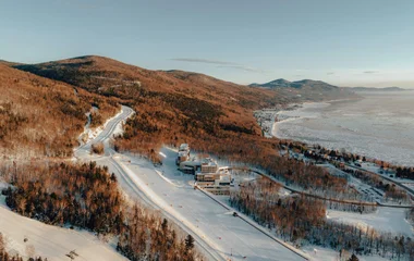 Neve cobrindo a floresta em Charlevoix.