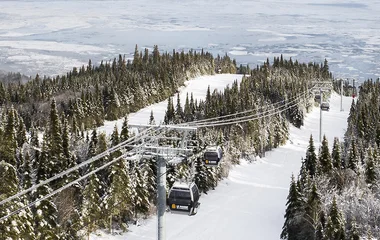 Teleférico na estação de esqui.