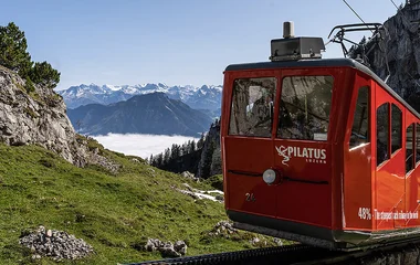 Trem vermelho para o Monte Pilatus.