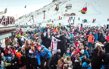 La Folie Douce cheio de pessoas.