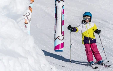 Criança esquiando na estação La Rosière.