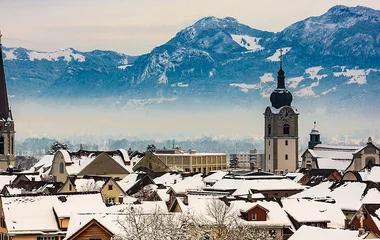 Telhado das casas de St. Gallen cobertos de neve.