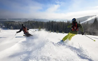 pessoas na pista de esqui