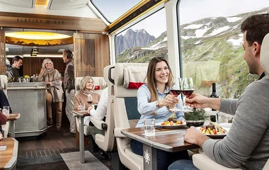 Pessoas tomando vinho no trem.